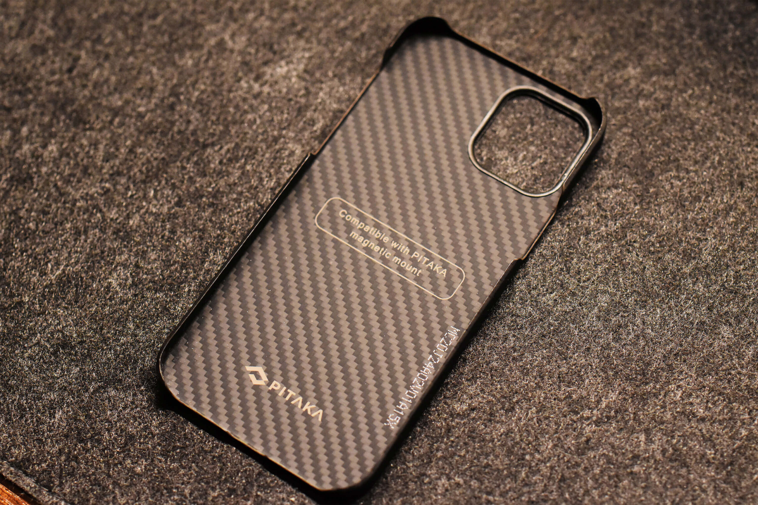 「PITAKA MagEZ Case for iPhone 12 Pro」の本体