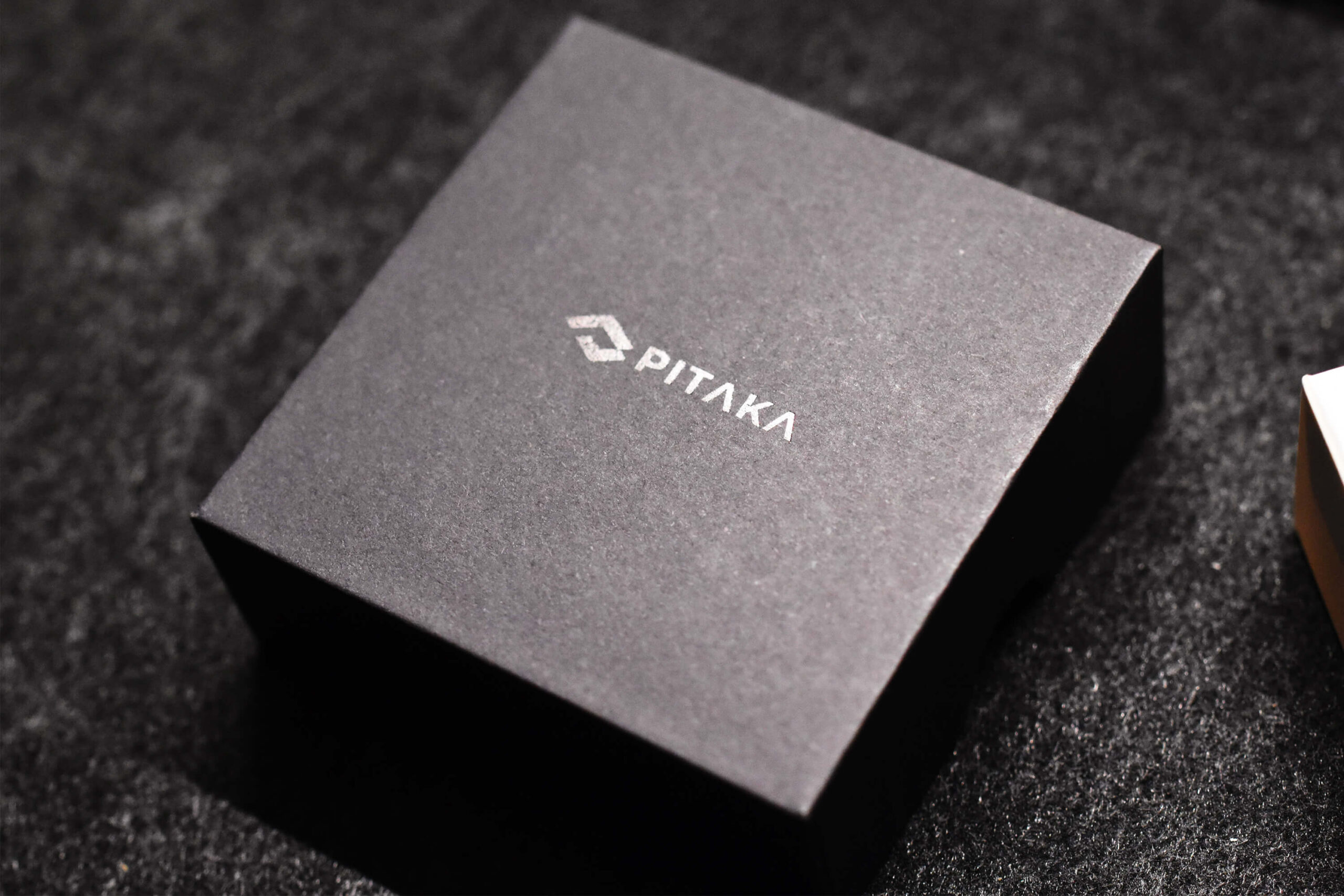 「PITAKA PitaTag for Multi-tool AirTag用」の内箱