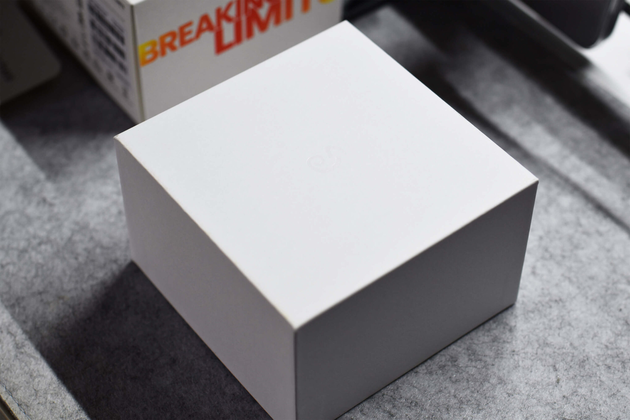 真っ白な箱に白ロゴが刻印されている