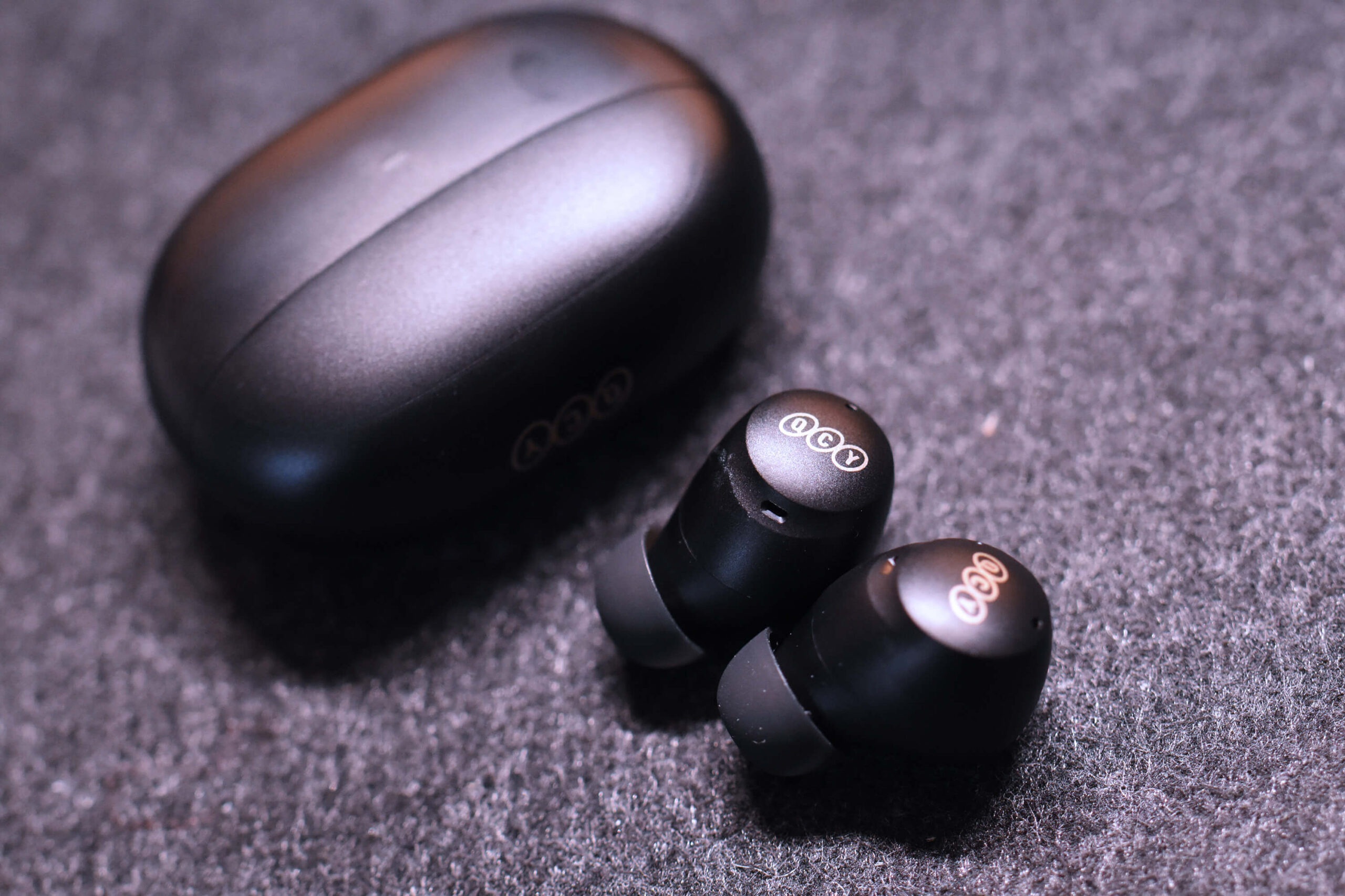 QCY ArcBudsの本体と充電ケース