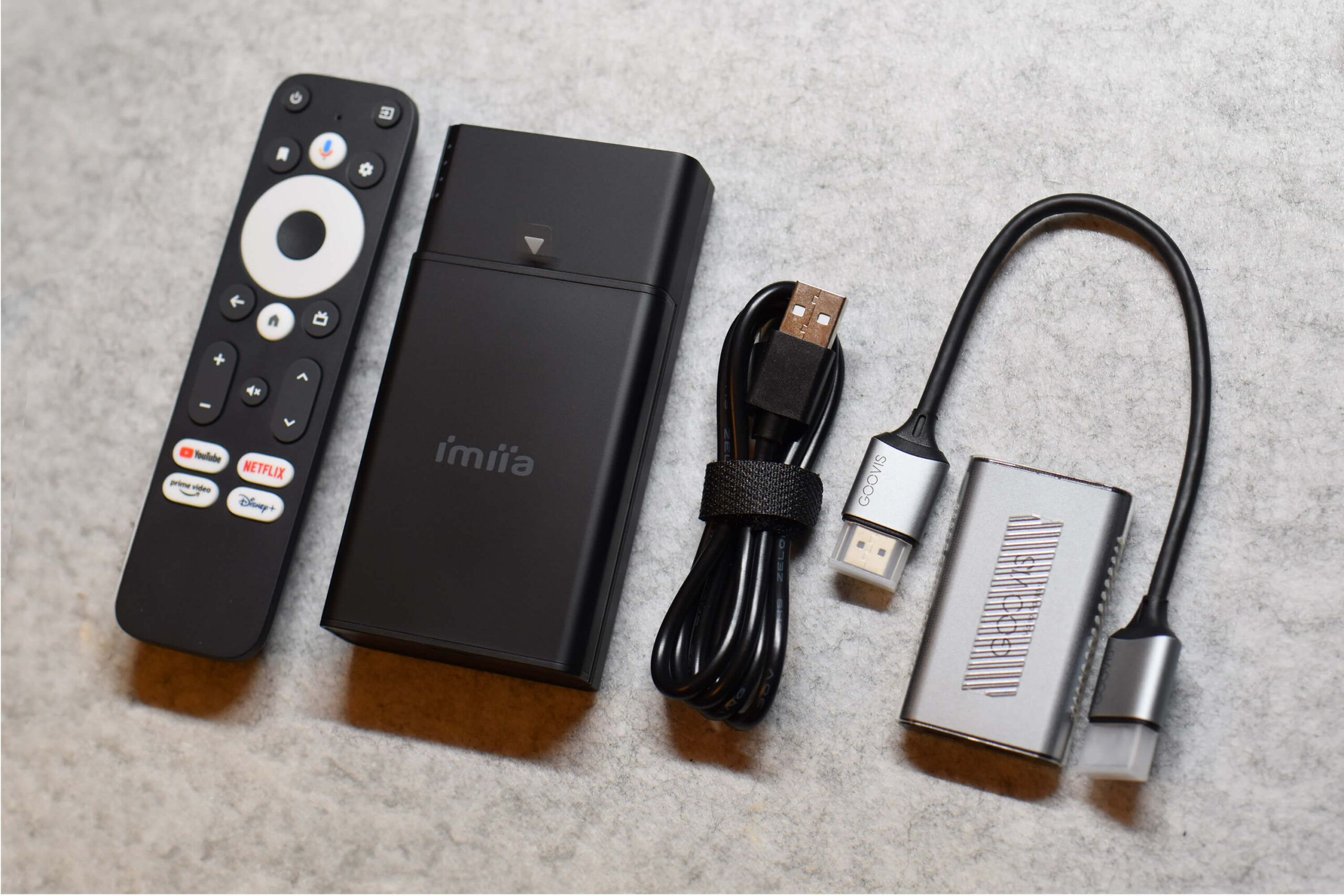 左からリモコン、D4ドングル、Type-C充電ケーブル、HC 3.1（HDMI to Type-Cコンバーター）