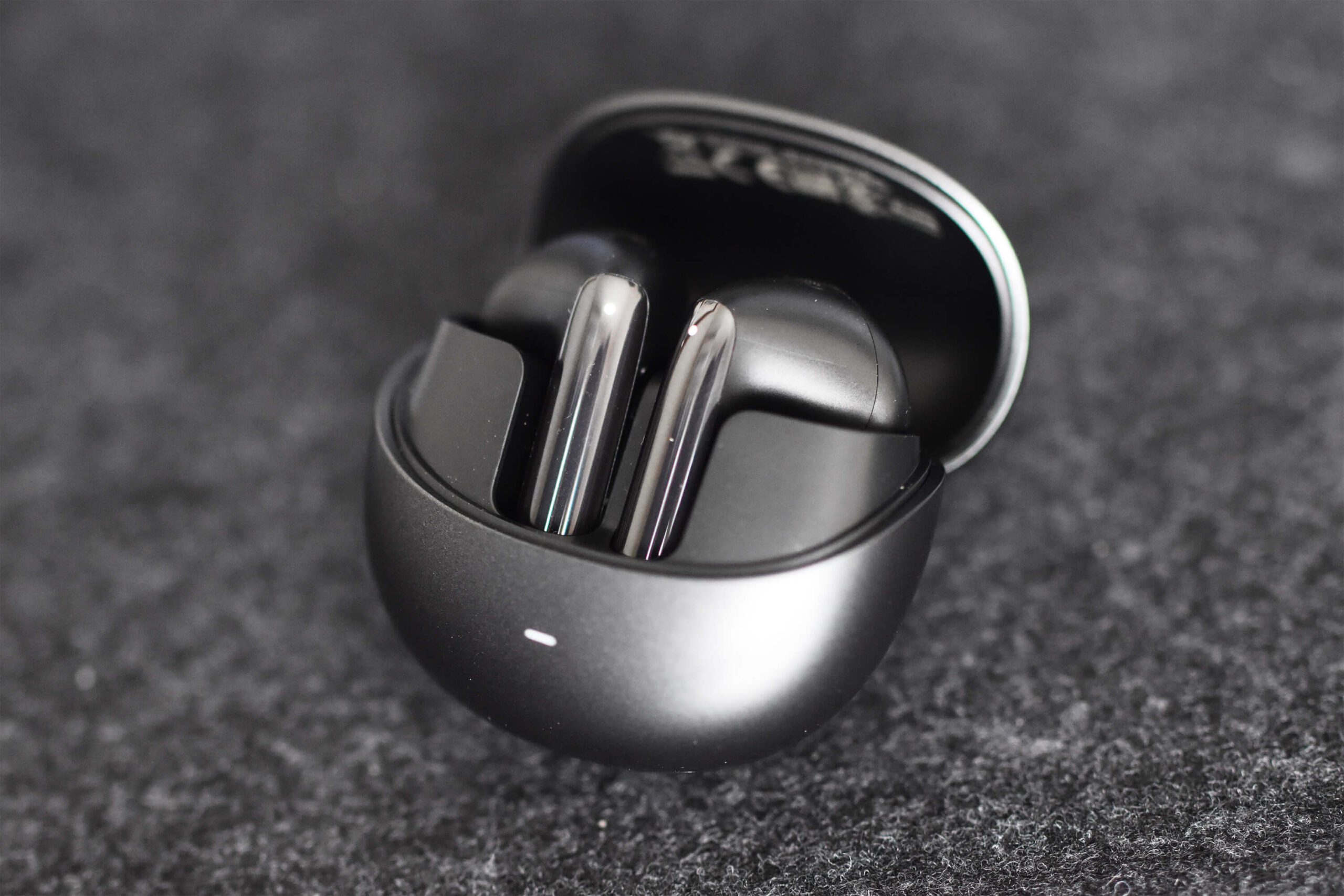 「QCY AilyBuds Pro+（QCY HT10）」の本体（ブラック）
