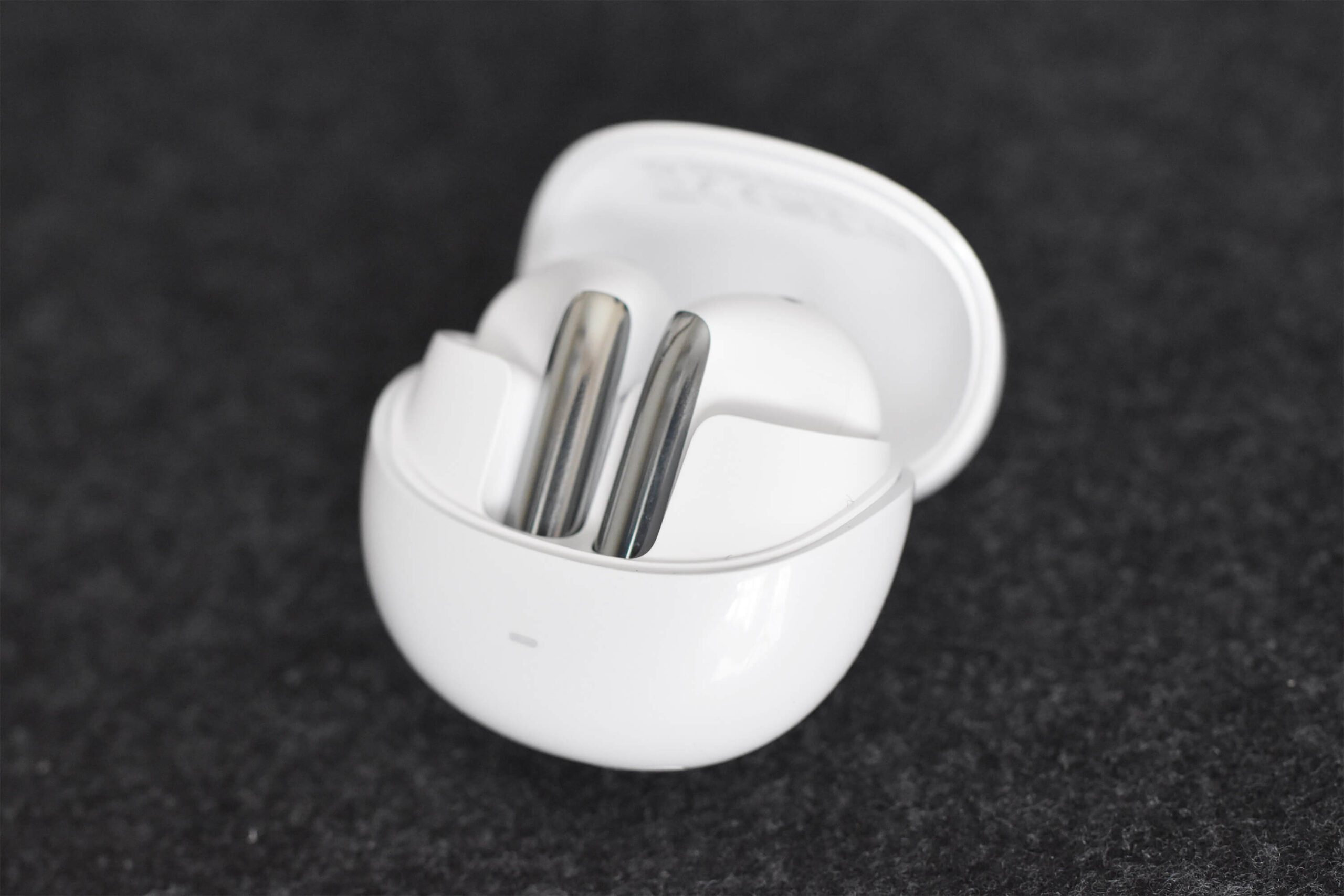 「QCY AilyBuds Pro+（QCY HT10）」の本体（ホワイト）