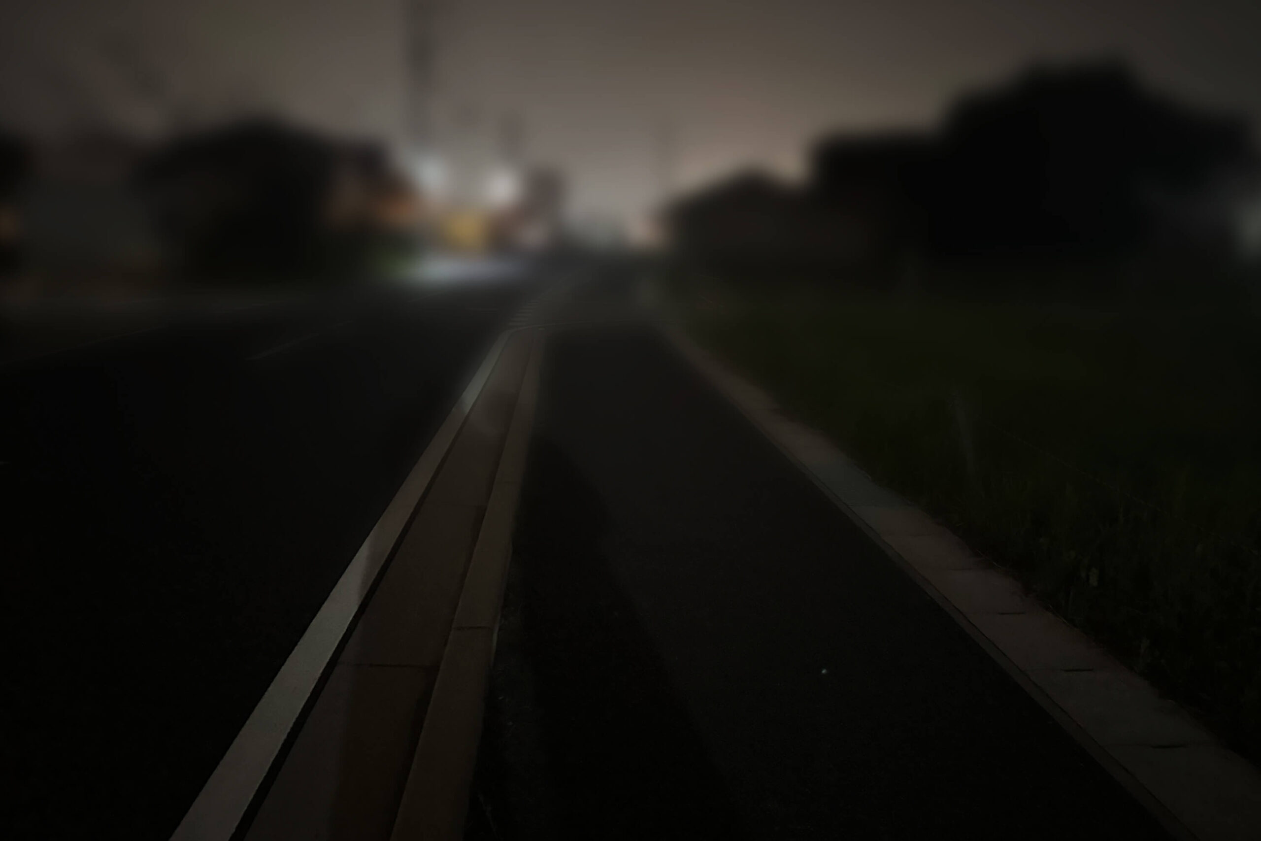 街灯の少ない夜道でも…