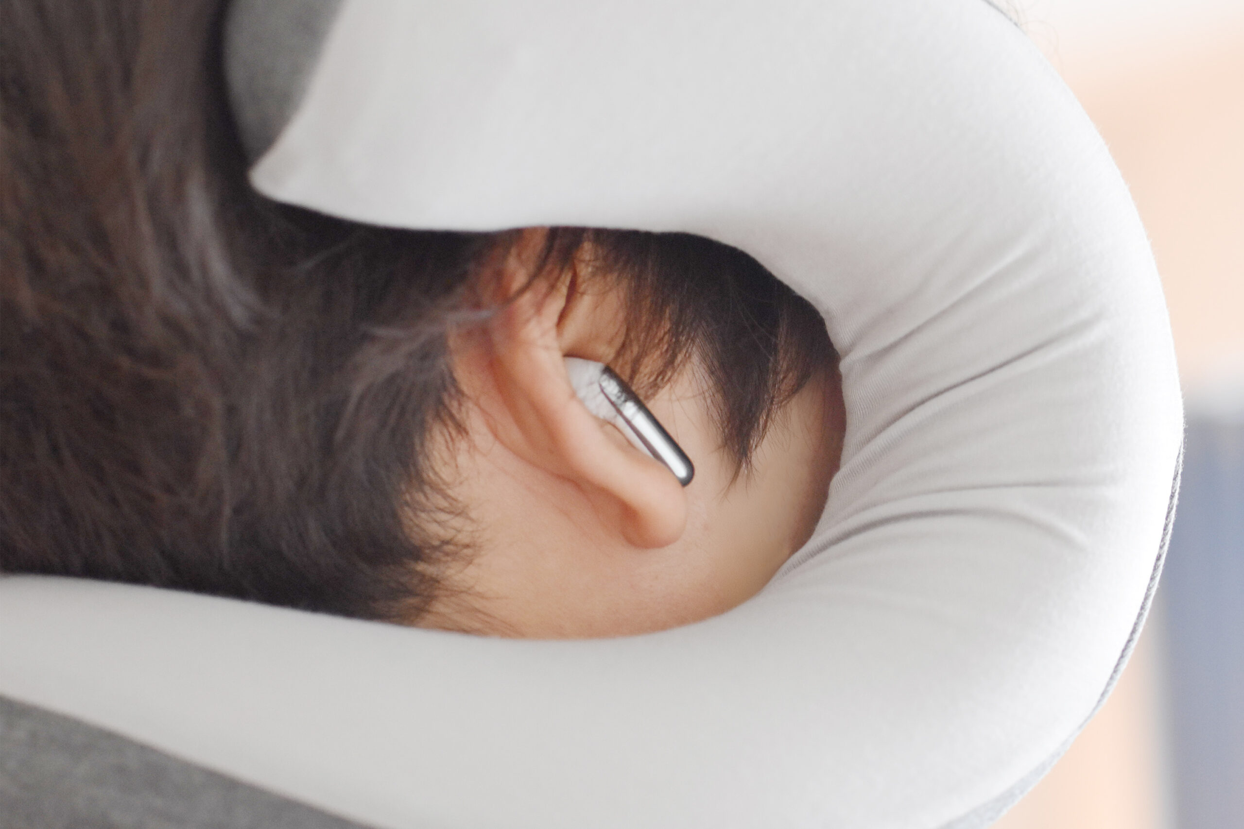 耳を囲うようなクッションになってくれる
