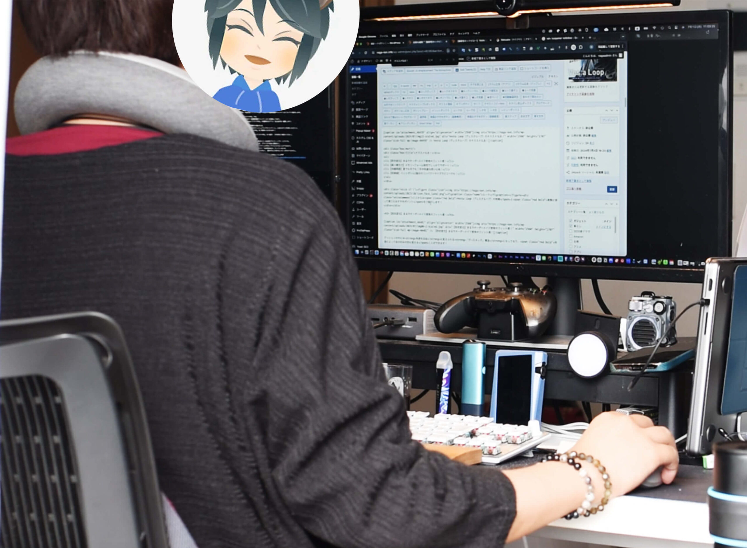 デスクワーク中…