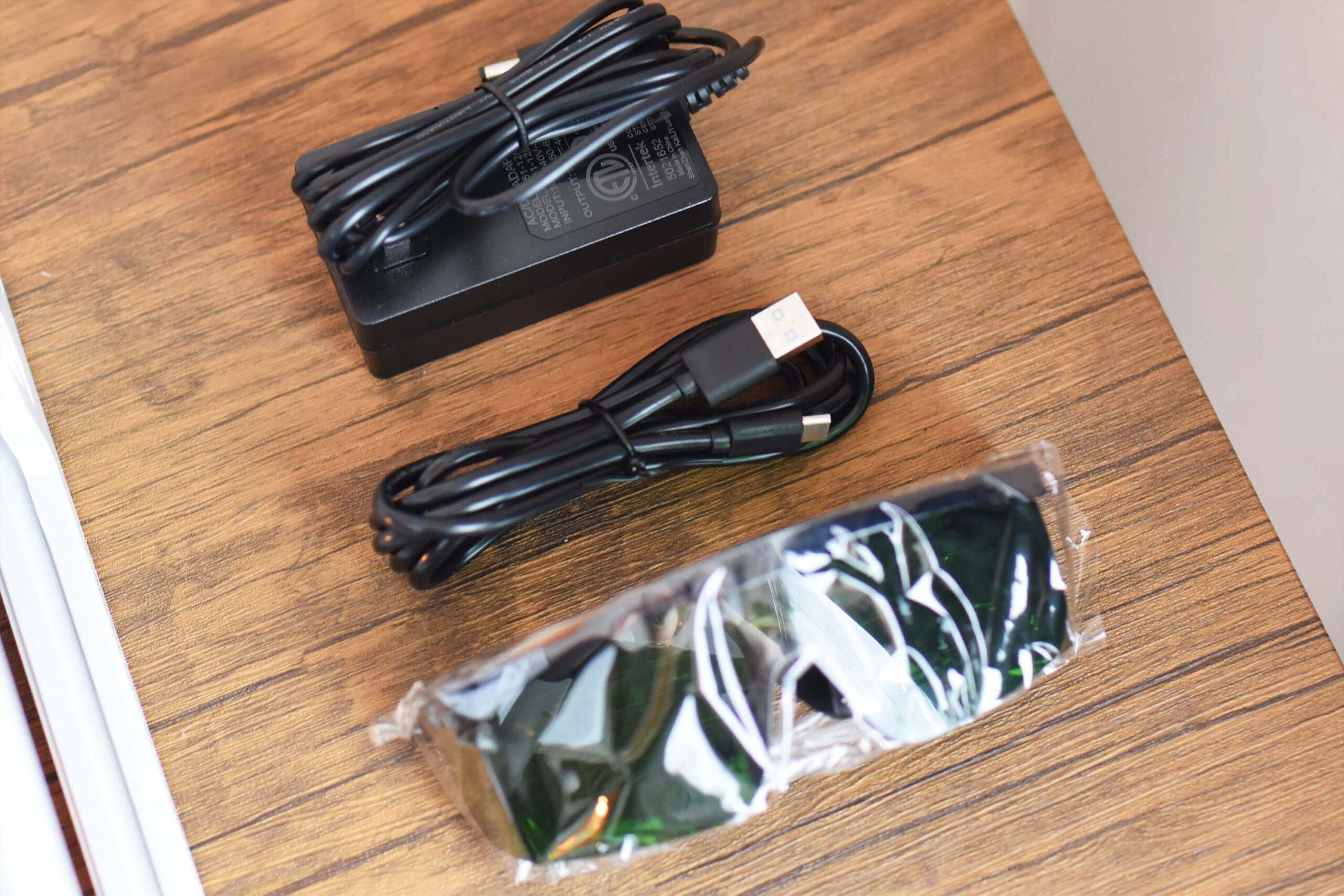 中身は電源ケーブルとUSB-Cケーブル、サングラス