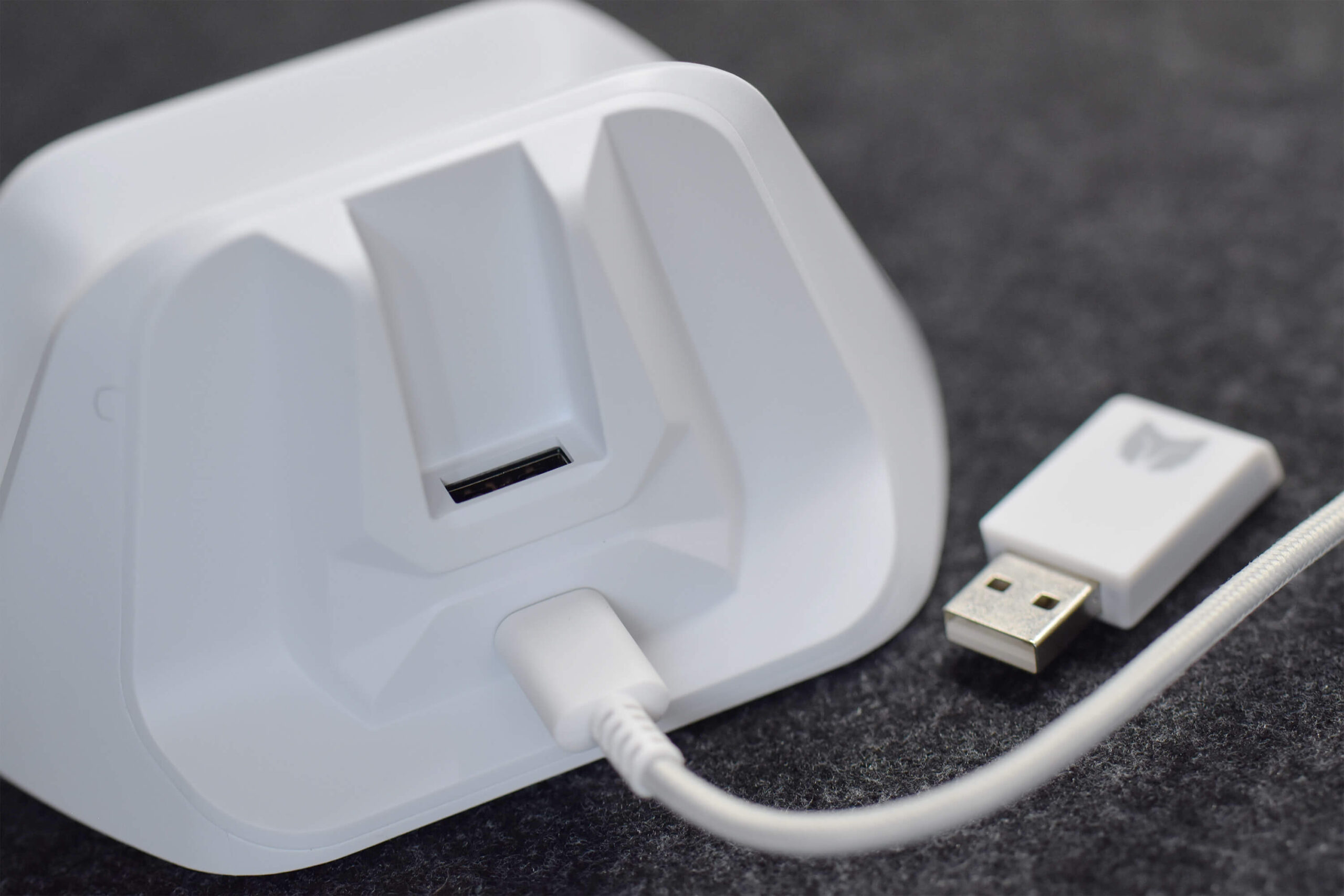 充電ドックは背面に2.4Gアダプターを格納可能！