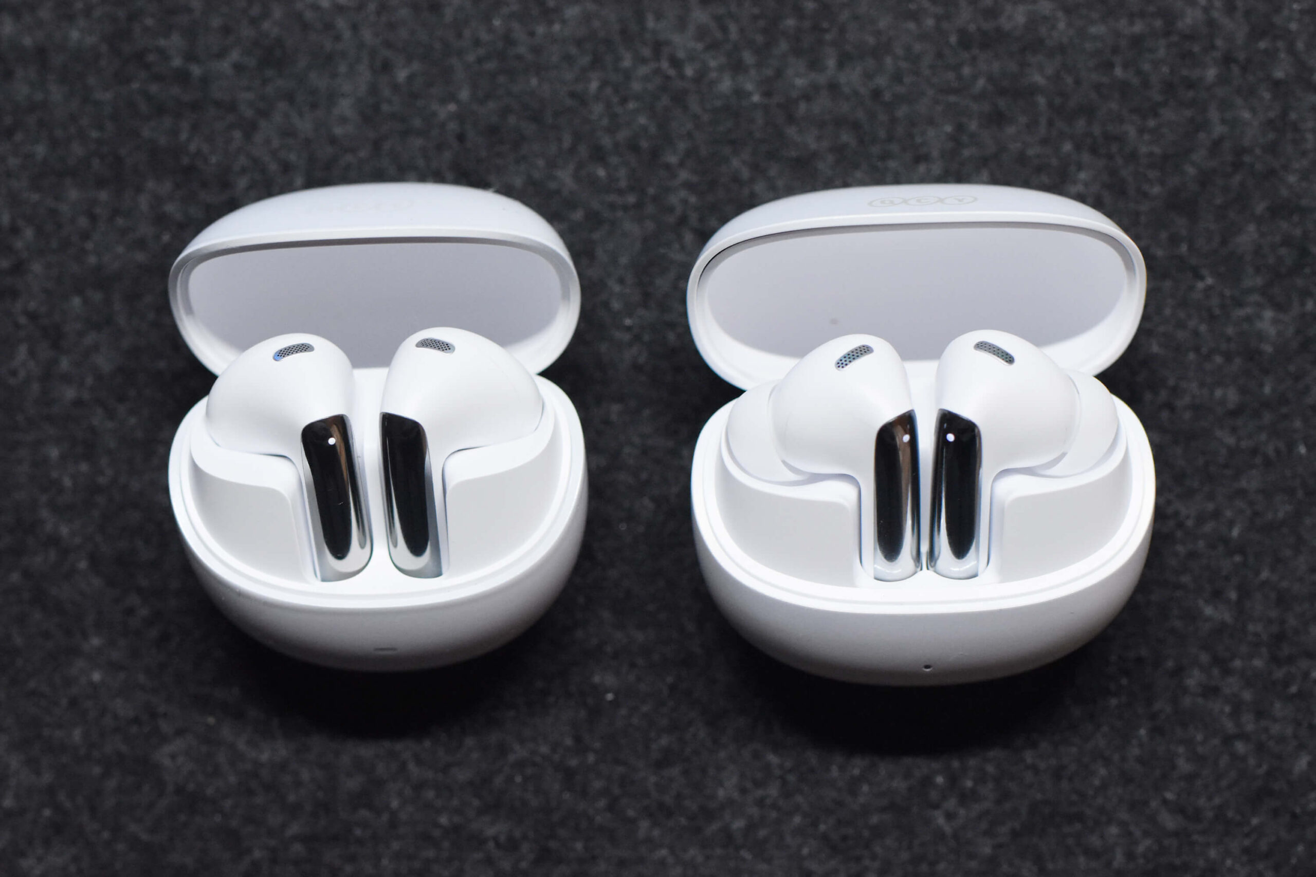 AilyBuds Pro+（左）とMeloBuds Pro+（右）