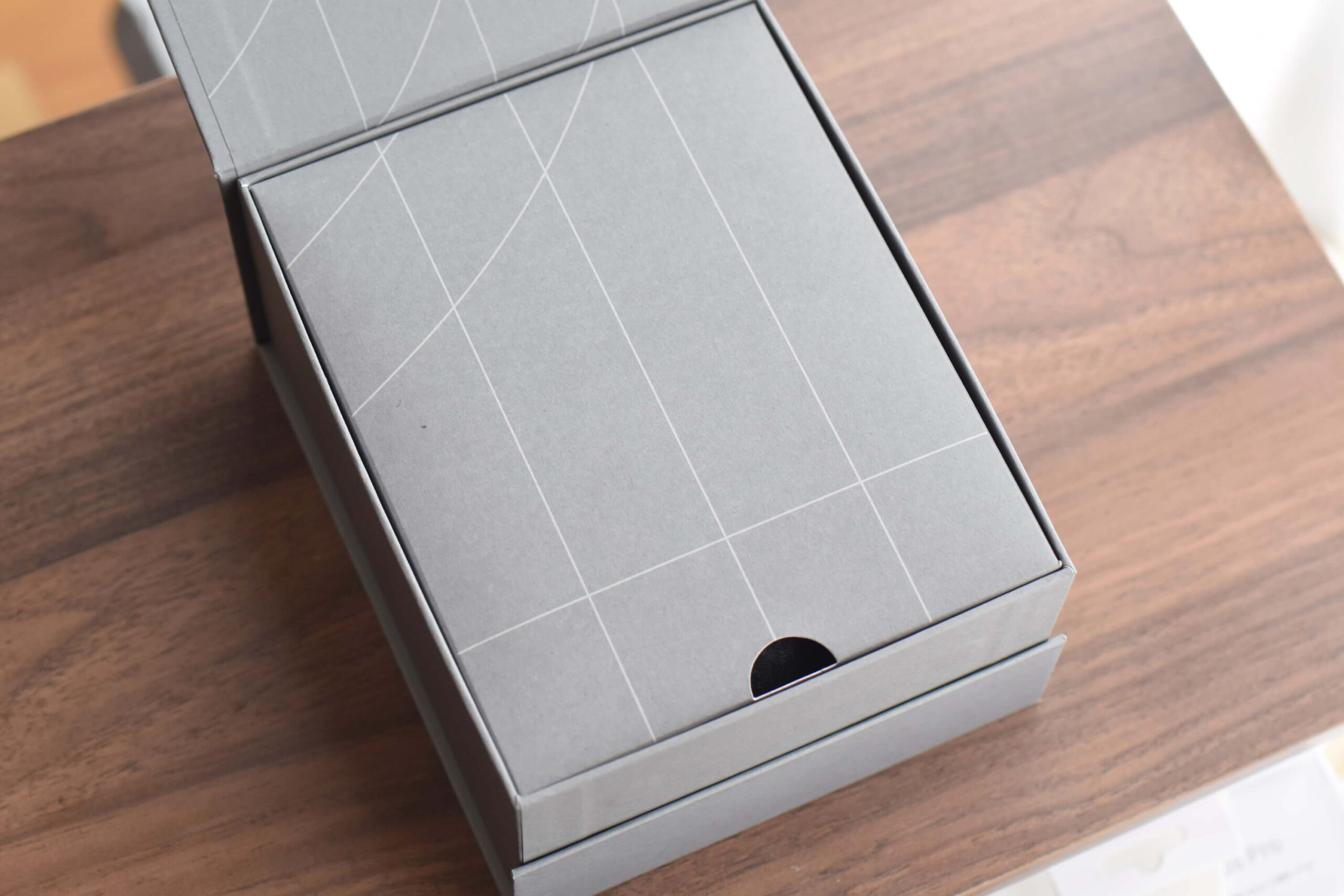 マグネット使用の蓋を上へ開けると中蓋が現れる。