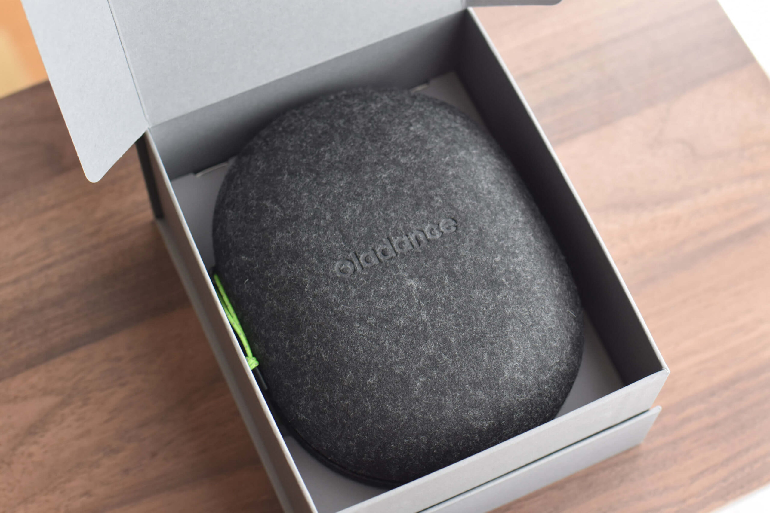 中蓋を開けると専用ケースが登場。
