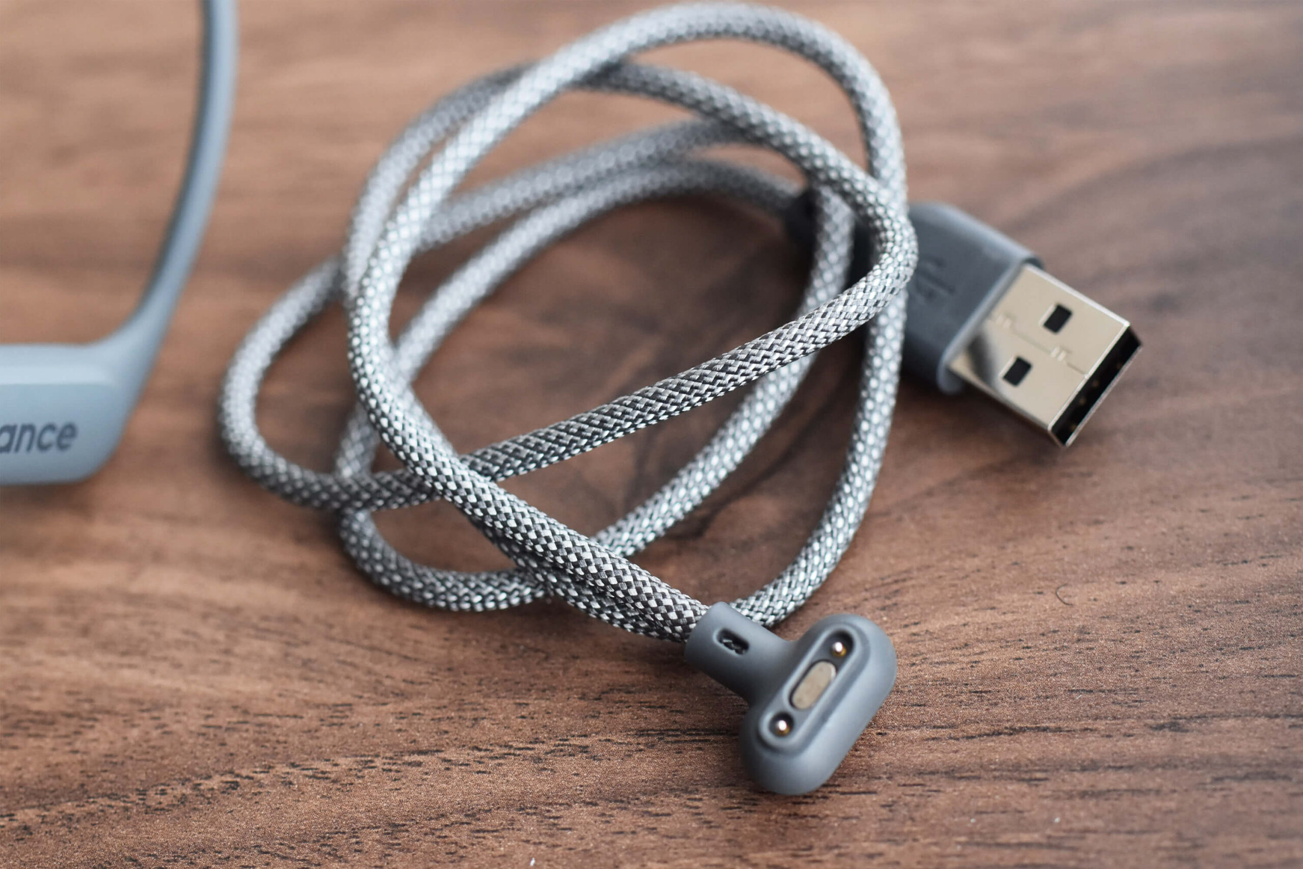 専用充電ケーブルはオリジナルの形状