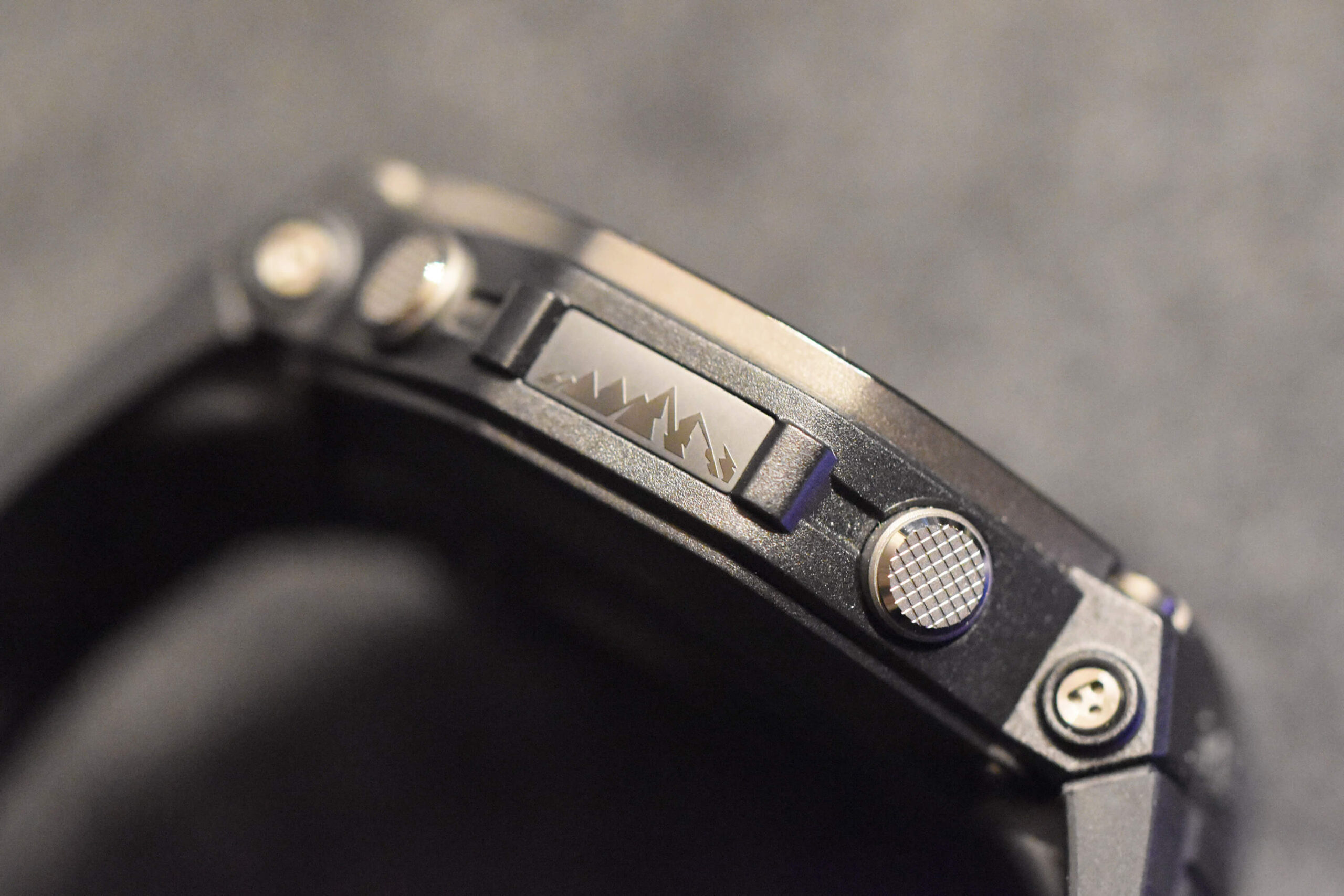 【Amazfit T-Rex 3】アウトドア向け多機能スマートウォッチの本体 - 左側面
