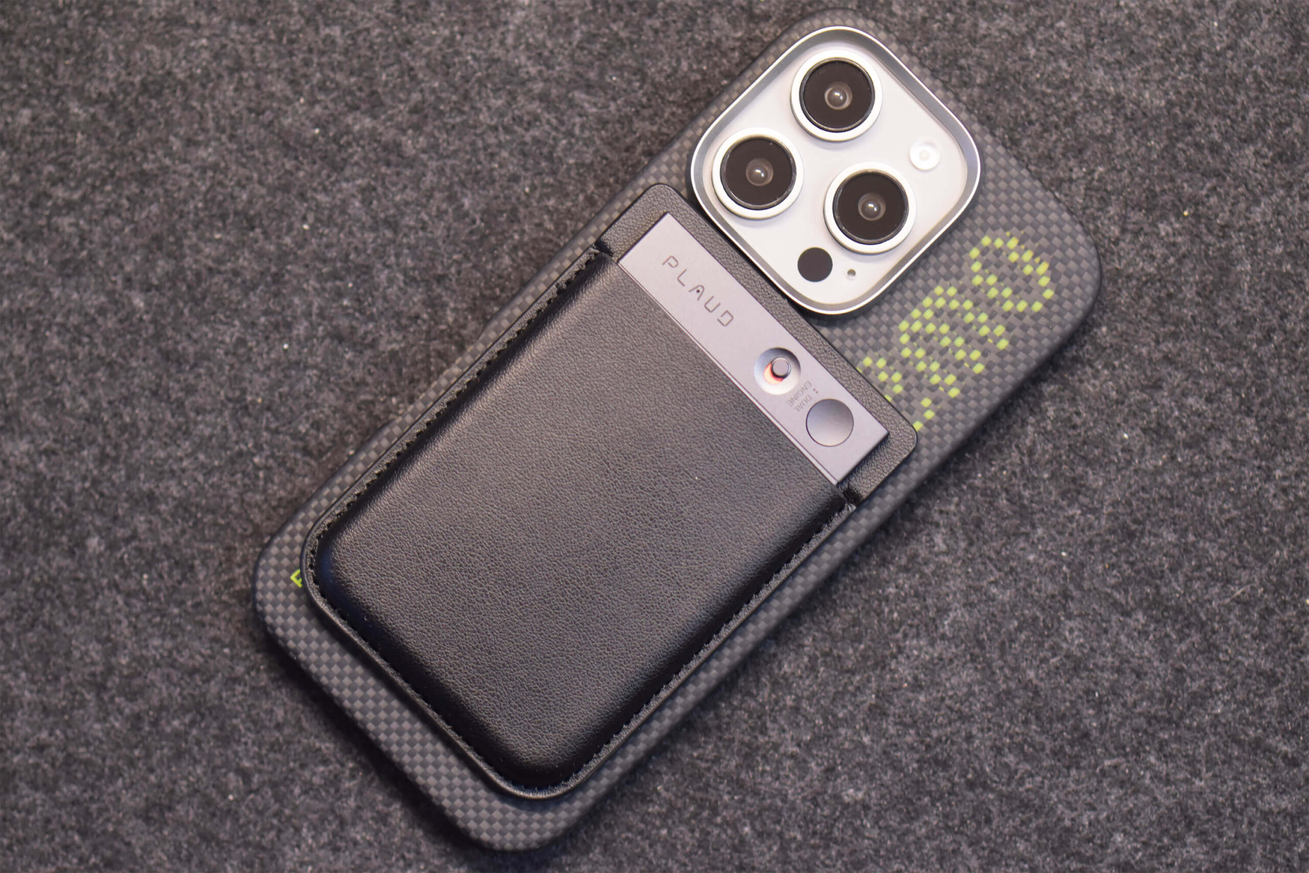 マグネット装着でスマホと一体化可能