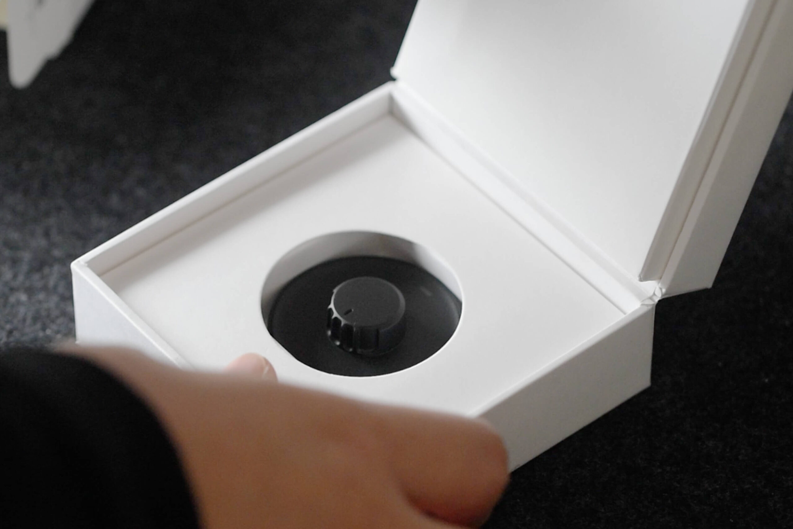 本体の下に専用充電器
