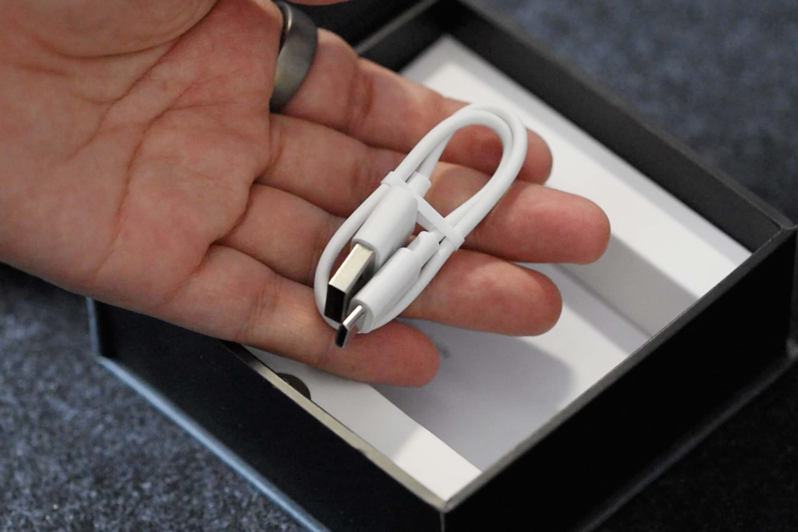 側面に充電用ケーブル