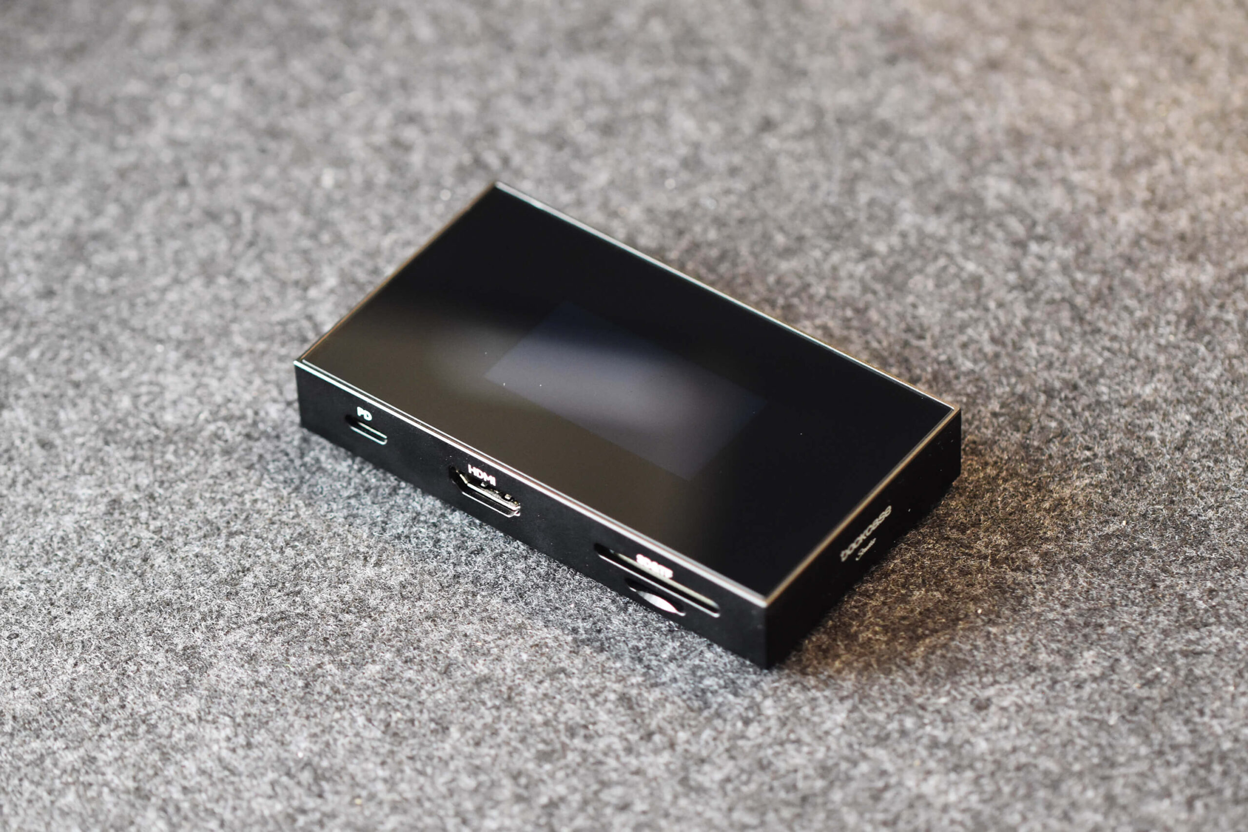 【Dockcase 8-in-1】CFexpressカードリーダーの本体 - 表面