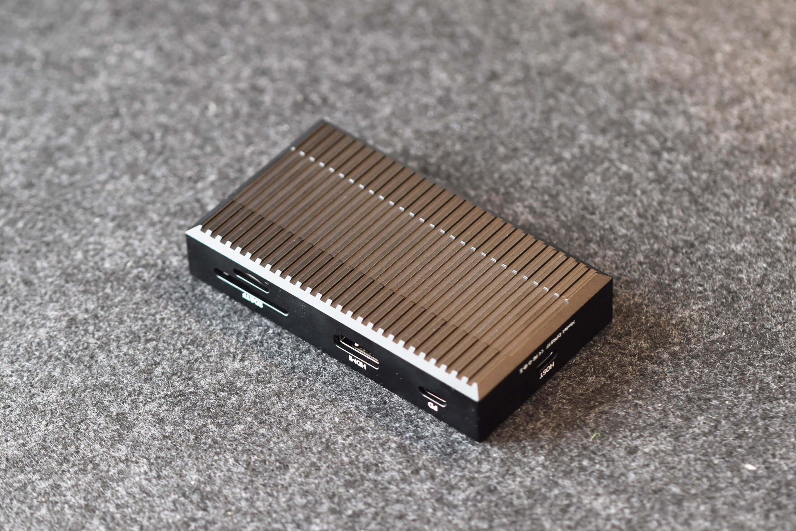 【Dockcase 8-in-1】CFexpressカードリーダーの本体 - 裏面