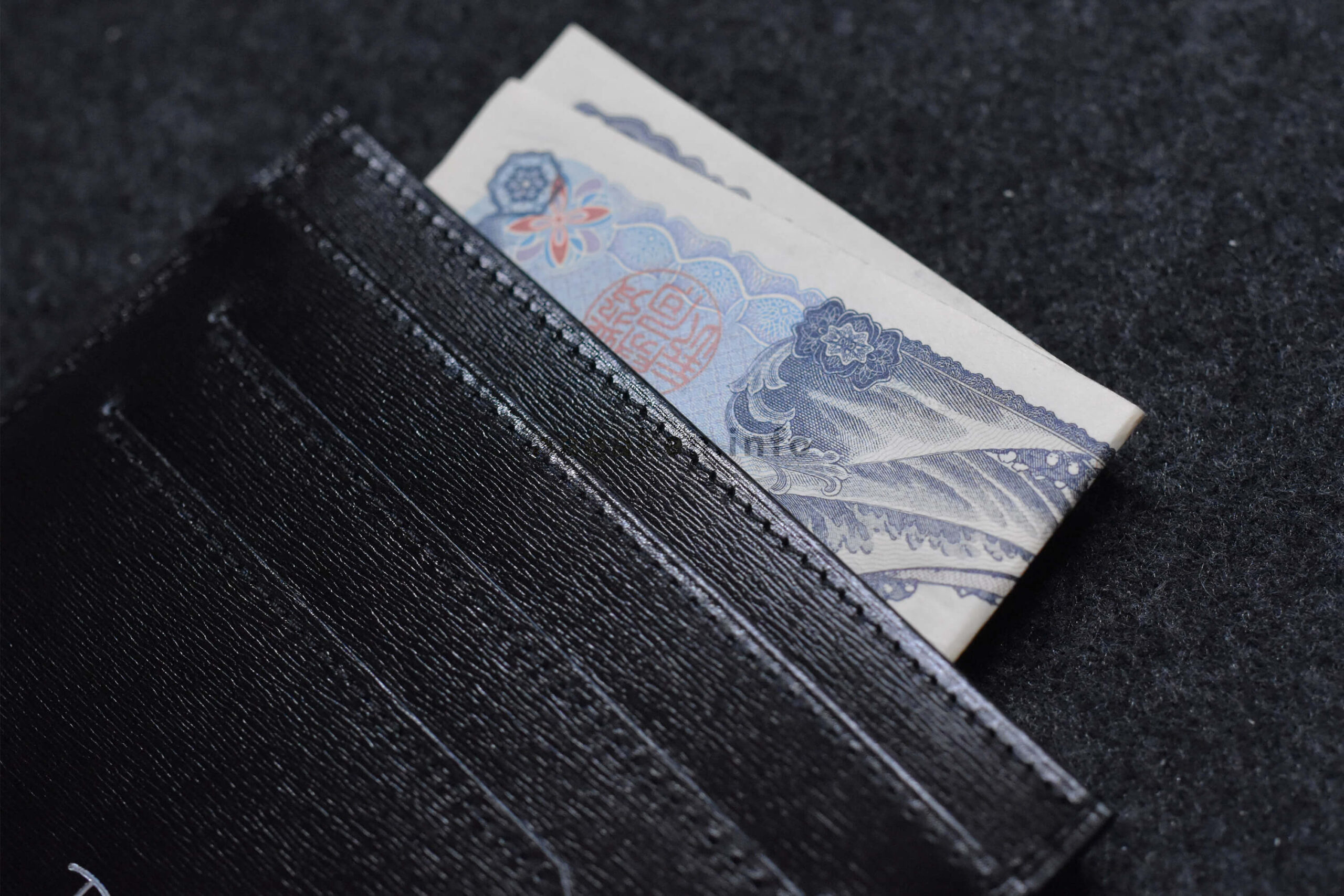 【紙幣は二つ折り】紙幣収納は二つ折りが前提｜取り出しには慣れが必要…