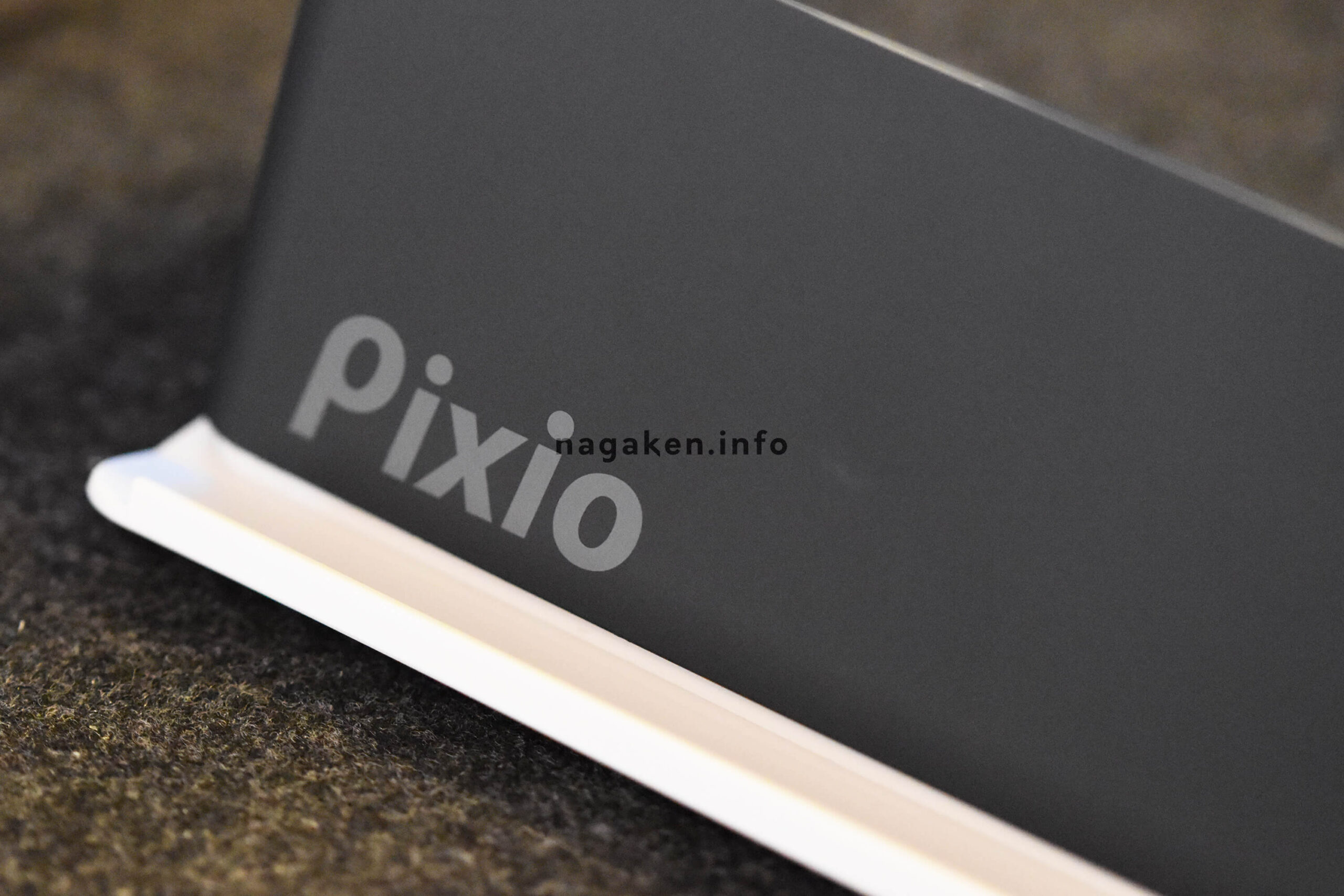 Pixio AC&USB TAP COMPACT 電源タップ - 前面ロゴ