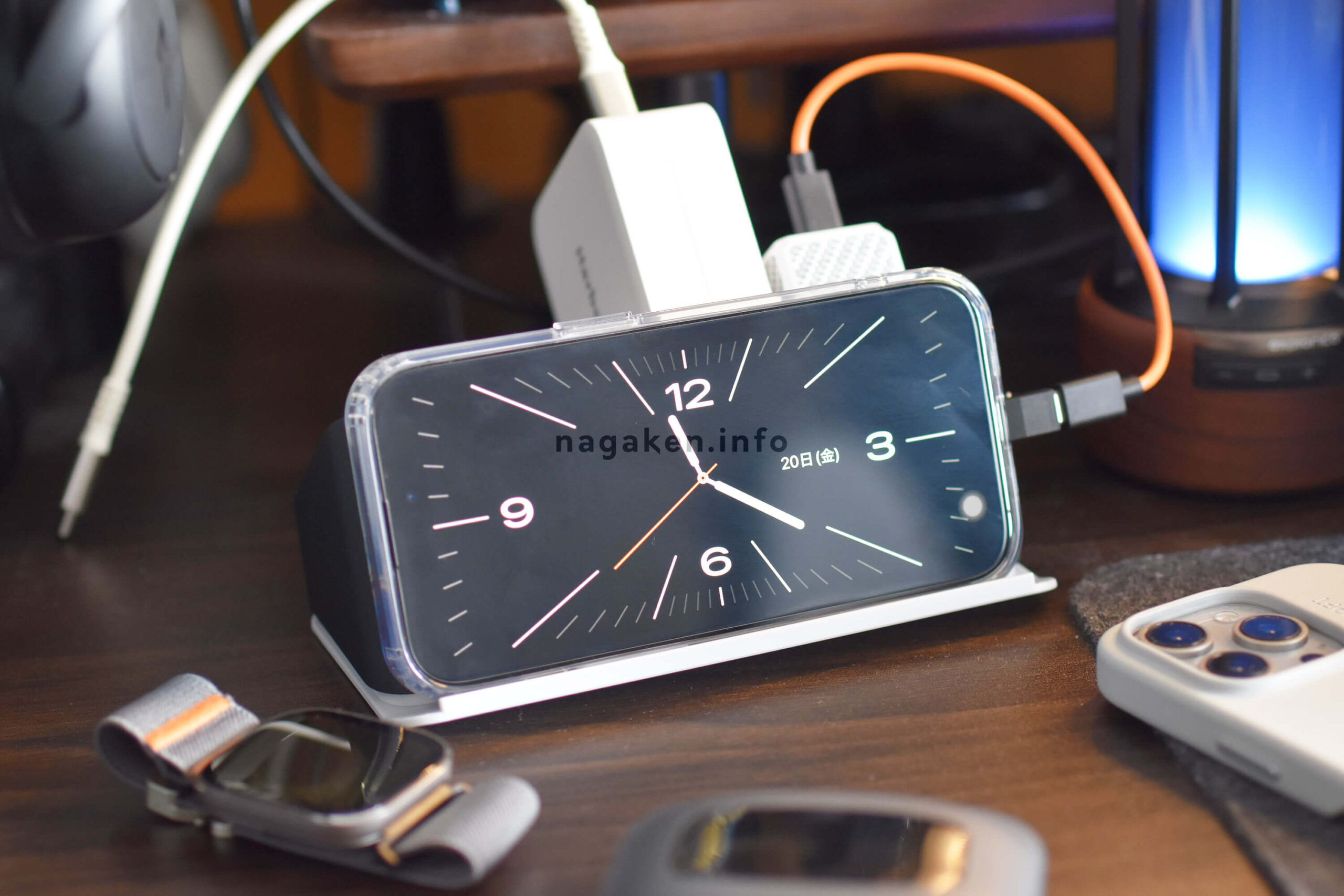【設置性】スマホスタンドにもなるユニークな設計！