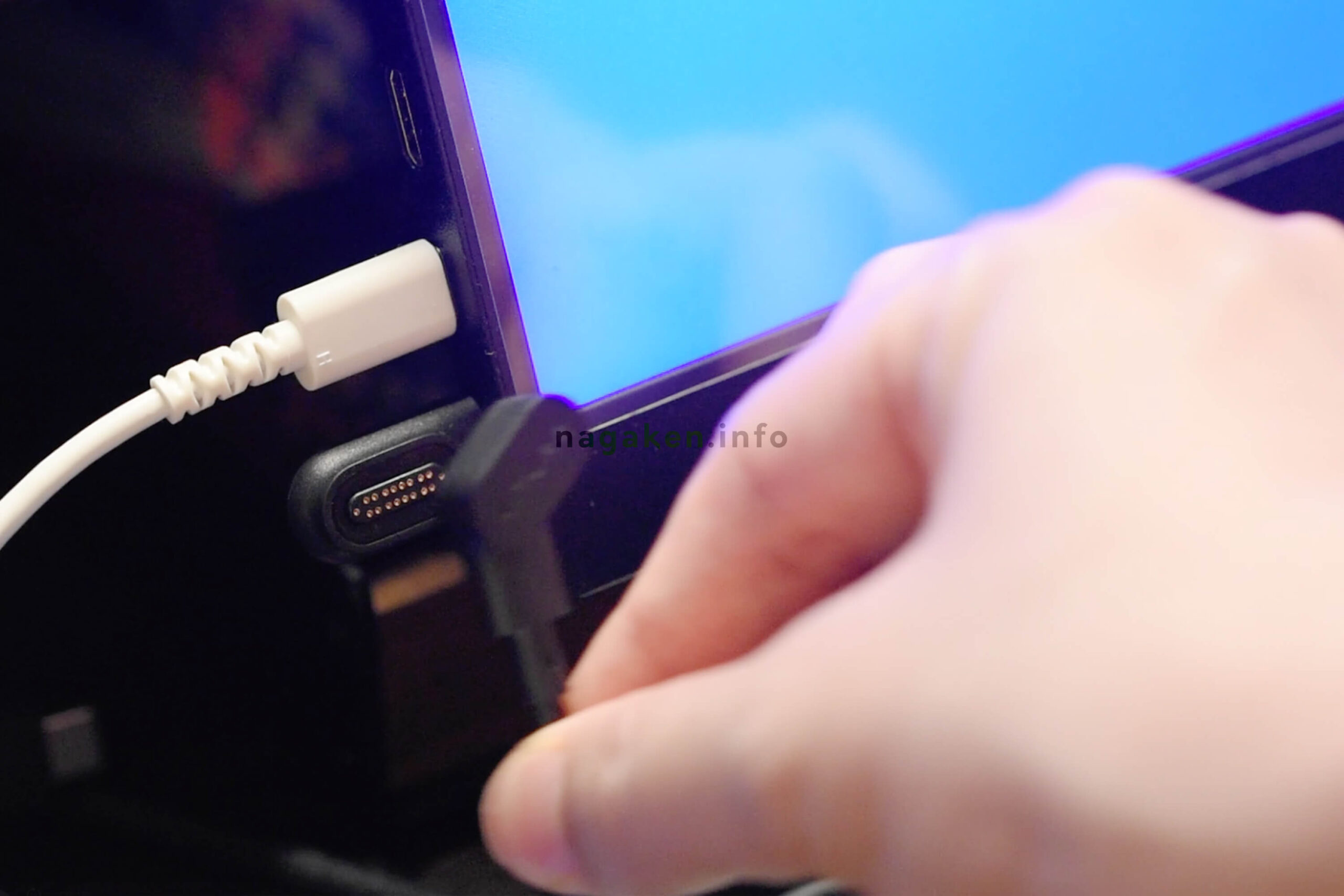 「マグネティックコネクター to USB-Cコネクター」をモニターに挿す。