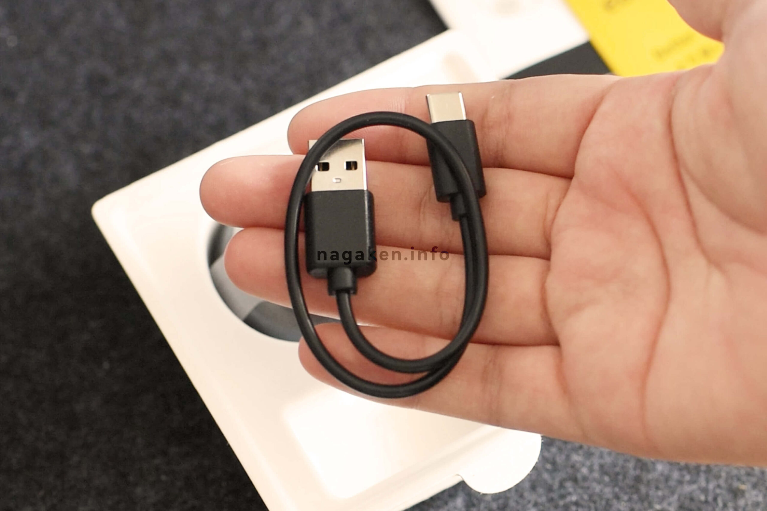 イヤーカフ型オープンイヤーイヤホン「EarFun Clip」の充電用ケーブル