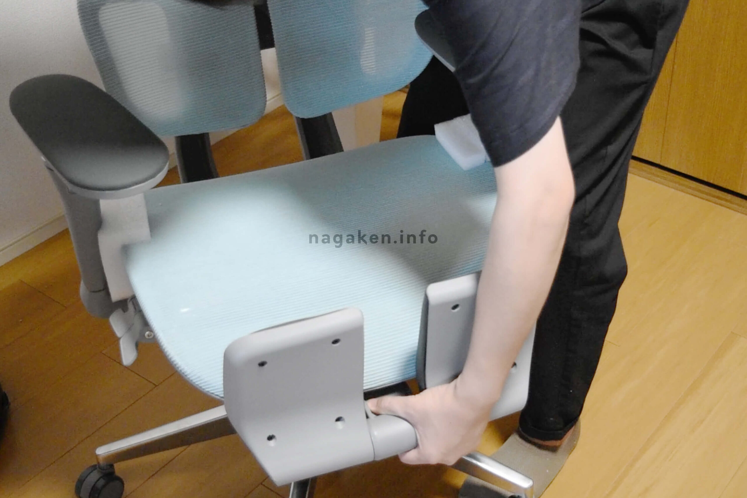 脚部と座面を装着