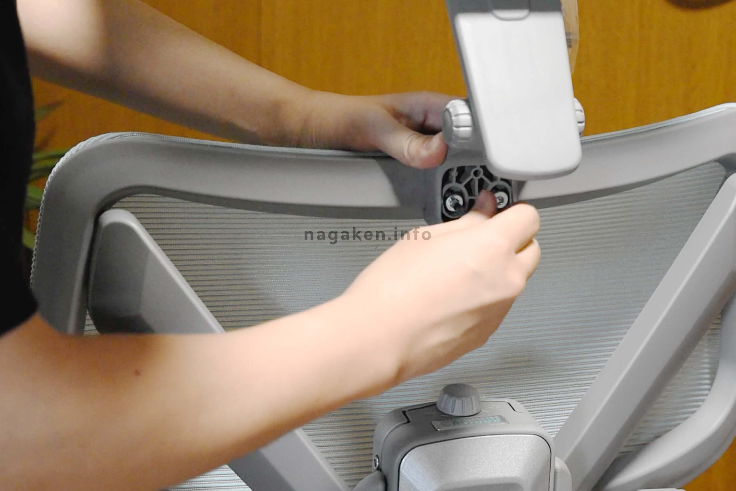 先ほどのネジを装着