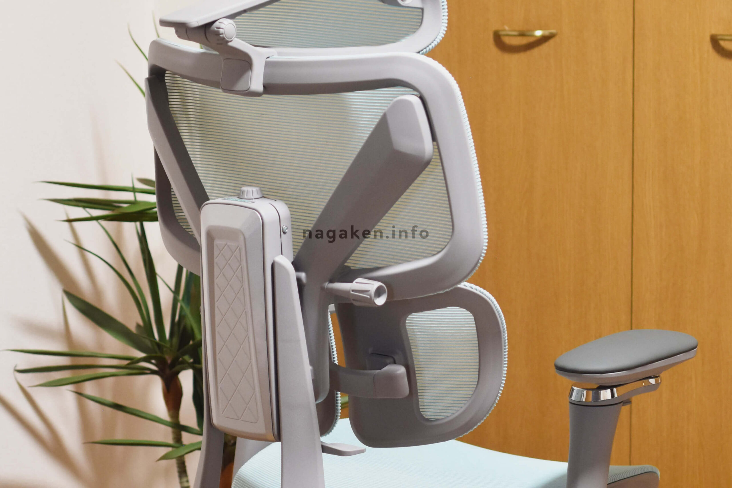 「AXISU アクシスエルゴコアオフィスチェア」の背面